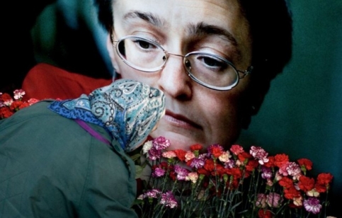 Цветы у дома Политковской