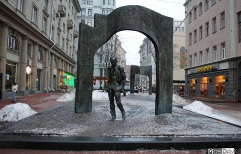 Памятник Булату на Арбате