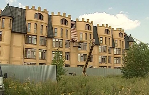 Незаконно построенный дом в пос. Вешки